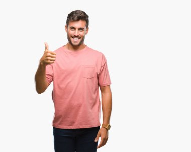 Yakışıklı delikanlı hareketi el ile mutlu yaşasın yapıyor izole arka plan üzerinde. Kameraya bakarak başarı gösteren ile ifade onaylama.