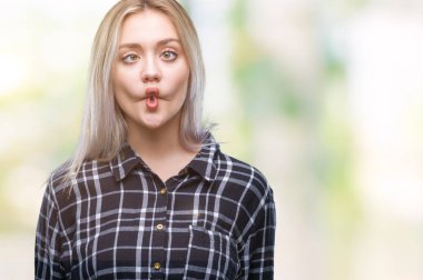 Sarışın genç kadın izole arka plan yapma balık yüzüne dudaklı, çılgın ve komik bir jest. Komik ifade.