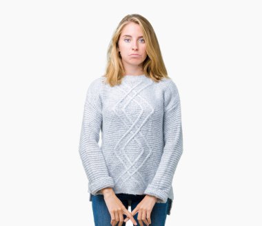 Kızgın ve korkmuş ağlıyor depresif izole arka plan üzerinde kış kazak ve sıkıntı, endişe giyen güzel genç kadın. Üzgün ifade.