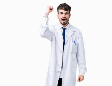 Kızgın arka plan üzerinde beyaz önlük giyen genç profesyonel bilim adam izole ve kızgın yetiştirme hayal kırıklığı ve öfke ile bağırarak süre öfkeli yumruk. Öfke ve agresif kavramı.