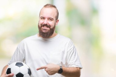Futbol futbol topu izole arka plan üzerinde çok mutlu el ve parmak ile işaret tutan genç beyaz hipster adam