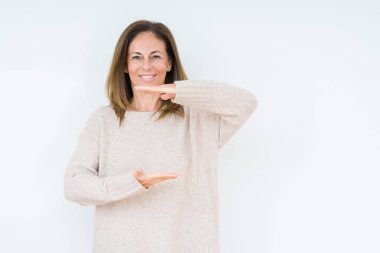 İzole arka plan eller eller büyük gösterilen ve büyük boy işareti, ölçü birimi sembolü ile üzerinde güzel orta yaş kadın. Kameraya bakarak gülümsüyordu. Ölçüm kavramı.