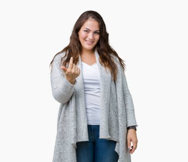 Artı boyutu genç kadın giyiyor kış ceket izole arka plan üzerinde güzel Beckoning gel burada mutlu ve gülümseyerek el davet ile jest