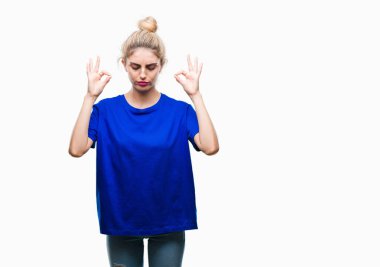 Mavi giyen genç güzel sarışın ve mavi gözlü kadın t-shirt izole arka plan üzerine dinlenmek ve gülümseyen gözlerle kapalı parmak jestle meditasyon yapıyor. Yoga kavramı.