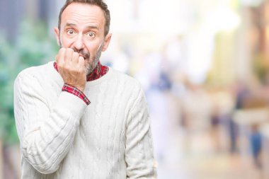 Orta yaş ağarmış üst düzey adam stresli ve gergin ile izole arka plan üzerinde kış kazak giyen tırnak ısırma dudaklarından eller. Anksiyete sorunu.