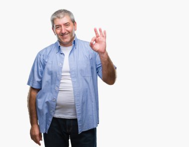 Gülümseyen izole arka plan üzerinde üst düzey yakışıklı el ve parmaklar ok işaretiyle yapıyor olumlu. Başarılı ifade.