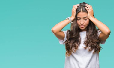 Genç güzel Arap kadın izole arka plan çünkü umutsuz ve stresli baş ağrısı acı yüzünden acı ve migren. Ellerini kafasına.