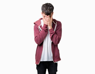 Yakışıklı delikanlı yüzünü elleri ile ağlayarak süre kapsayan üzgün ifade ile izole arka plan üzerinde. Depresyon kavramı.