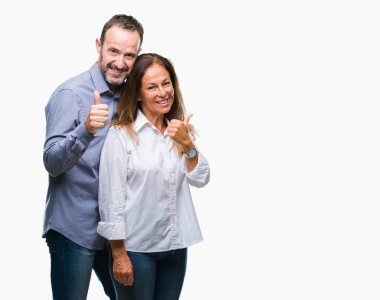 Orta yaş İspanyol iş çift hareketi el ile mutlu yaşasın yapıyor izole arka plan üzerinde. Kameraya bakarak başarı gösteren ile ifade onaylama.