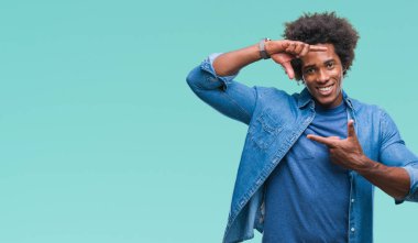 Elle yapma çerçeve ve parmakları ile mutlu yüz gülümseyen izole arka plan üzerinde Afro Amerikalı adam. Yaratıcılık ve Fotoğrafçılık kavramı.