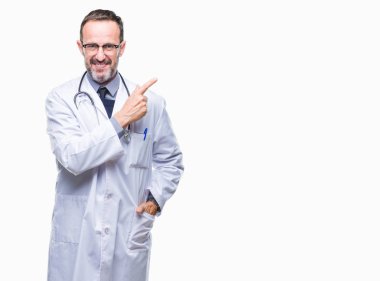 Tıbbi üniforma izole geçmişi neşeli bir gülümseme ile el ve parmak kadar kameraya bakarak yüzündeki mutlu ve doğal ifade ile yan ile işaret yüz giyen orta yaş üst düzey ağarmış Doktor adam.