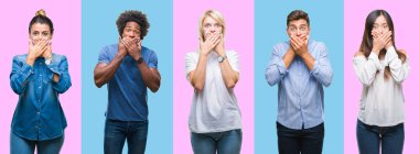 Renkli izole arka plan ağız hata için elleriyle kapsayan şok üzerinde rahat gençlerin grup kolaj. Gizli kavramı.
