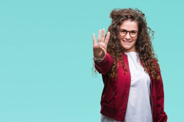 Ceket ve gözlük gösterilen ve parmakları ile işaret izole arka plan üzerinde giyen güzel esmer kıvırcık saçlı Genç kız kendinden emin ve mutlu gülümseyerek süre dört numara.