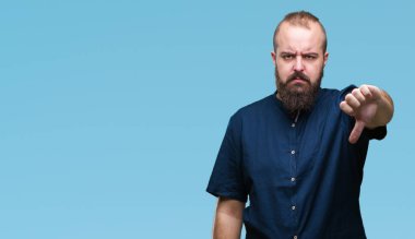 Genç beyaz hipster adam mutsuz ve kızgın ret gösterilen ve başparmak aşağı hareketi ile negatif seyir izole arka plan üzerinde. Kötü ifade.