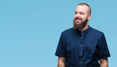 İzole arka plan uzak tarafına gülümseme ile yüzünde, doğal ifade seyir üzerinde genç beyaz hipster adam. Kendine güvenen gülüyor.