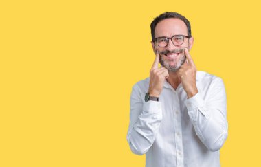 Yakışıklı orta yaş zarif üst düzey iş adam gözlük izole üzerinde gülen arka plan açık ağız ile parmak işaret ve neşeli gülümseme zorlamadan