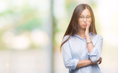 Düşünme izole arka plan bakmaktan gözlüklü genç Asya iş kadını yorgun ve sıkılmış çapraz silah depresyon sorunları ile.