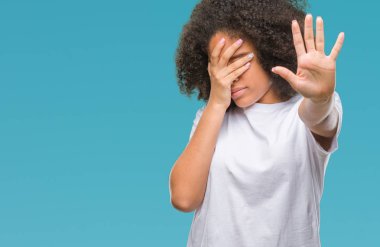 Genç afro Amerikan kadın izole elleriyle gözlerini kapsayan arka plan ve stop jest ile acı ve korku ifadesi. Utandım ve negatif kavramı.