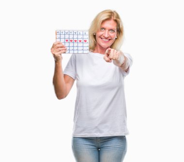 Adet takvim izole ver arka kamera ve size, el işareti, pozitif ve kendinden emin bir jest ön parmak ile işaret tutan orta yaş sarışın kadın