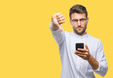Kızgın yüz, eksi işareti aşağı antipati başparmak ile gösterilen, ret kavramı ile izole arka plan üzerinde akıllı telefon kullanma yakışıklı delikanlı manifatura