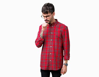 Duygu iyi ve soğuk veya bronşit için semptom olarak öksürük izole arka plan üzerinde gözlük takan yakışıklı delikanlı. Sağlık kavramı.