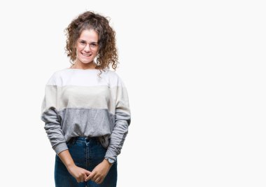 Güzel esmer kıvırcık saçlı Genç kız üzerinde gözlük takan arka yüzünde mutlu ve güzel bir gülümseme ile izole. Şanslı kişi.