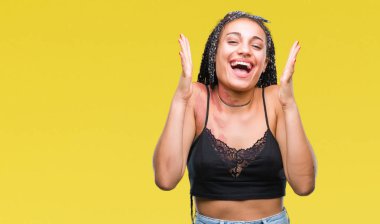 Genç örgülü saç Afrika kökenli Amerikalı pigmentasyon leke Doğum ile deli kutluyor izole arka plan üzerinde işaretlemek ve çığlık kaldırdı ve açık gözleri heyecanlı silah ile başarı için hayrete düşürdü. Kazanan kavramı