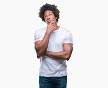 İzole arka plan düşünme seyir üzerinde Afro Amerikalı adam yorgun ve sıkılmış çapraz silah depresyon sorunları ile.