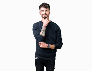 Yakışıklı delikanlı emin çapraz kollar ve çeneme kaldırdı el ile gülümseme ile kameraya bakarak izole arka plan üzerinde. Pozitif düşünce.