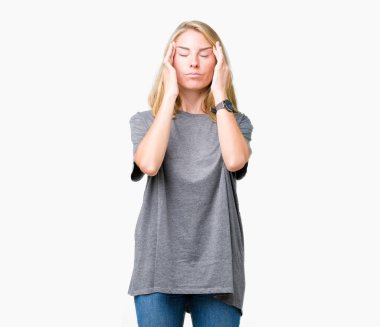 Güzel genç kadın üzerinde büyük boy rahat t-shirt giyen izole arka plan baş baş ağrısı için el ile çünkü stres. Migren muzdarip.