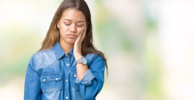 Seyir yorgun ve bıkkın ile depresyon sorun Çapraz kollar ile izole arka plan düşünme üzerinde mavi kot gömlek giyen genç güzel esmer kadın.