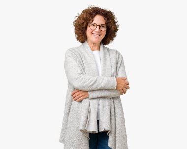 Güzel orta ager üst düzey kadın üzerine ceket ve gözlük takıyor mutlu yüz ile gülümseyerek kameraya seyir silah geçti arka plan izole. Olumlu bir kişi.