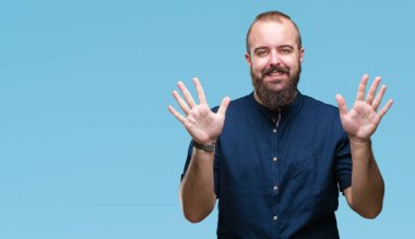 Gösterilen ve parmakları ile işaret izole arka plan Genç beyaz hipster adam kendinden emin ve mutlu gülümseyerek süre on numara.