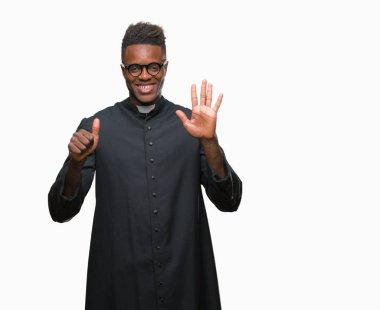 Gösterilen ve parmakları ile işaret izole arka plan genç Afro-Amerikan rahip adam kendinden emin ve mutlu gülümseyerek süre 6 numara.