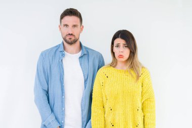 Genç güzel çift togheter depresif izole arka plan ve sıkıntı, kızgın ve korkmuş ağlıyor için endişe. Üzgün ifade.