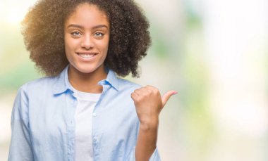 Genç afro Amerikalı kadın arıyorum ve başparmak yanında yukarıyı mutlu yüz ile gülümseyen izole arka plan üzerinde.