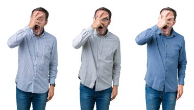 Mahcup ifadeyle parmaklarımın arasından görünen yüz ve gözler el ile kapsayan şok beyaz izole arka plan bakmak üzerinde yakışıklı üst düzey iş adam kolaj.