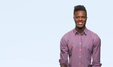 İzole arka plan ile bir mutlu ve güzel genç Afro-Amerikan adam yüzünde gülümseme. Şanslı kişi.