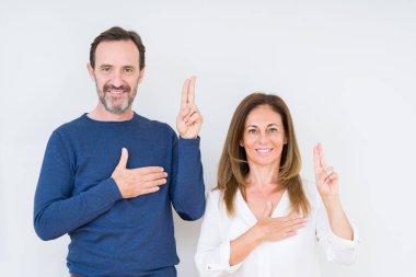 Güzel orta yaş kaç aşk izole içinde Swearing göğüs ve bir sadakat sözü yemin yapma parmaklar, el ile arka plan