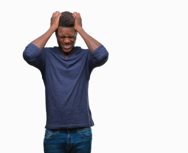 Genç Afro-Amerikan adam çünkü umutsuz ve stresli baş ağrısı acı izole arka plan üzerinde ağrı ve migren. Ellerini kafasına.