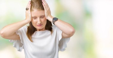 Orta yaş olgun güzel kadın izole arka plan çünkü umutsuz ve stresli baş ağrısı acı yüzünden acı ve migren. Ellerini kafasına.