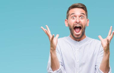 Yakışıklı delikanlı deli kutluyor ve silah ile başarı için heyecanlı çığlık kaldırdı ve açık gözleri hayret izole arka plan üzerinde. Kazanan kavramı