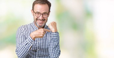 İşaret seyretmek zaman, sabırsızlık, üzgün ve kızgın için son tarih gecikme için acele izole arka plan üzerinde gözlük takan yakışıklı orta yaş zarif komuta sizde