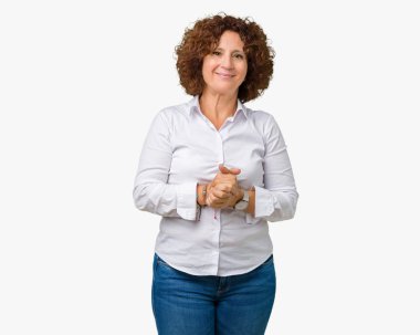 Güzel orta ager üst düzey businees kadın izole arka plan el ele tutusun ve rahat ve neşeli gülümseyen parmak çarpı işareti. Başarı ve iyimser