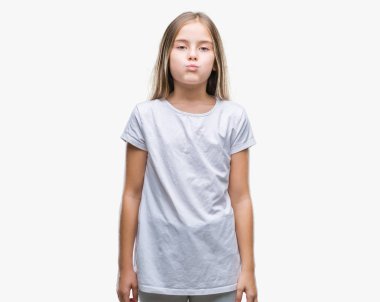 Genç güzel kız komik surat ile yanakları şişirme izole arka plan yüzünden. Ağız ile hava, deli ifade şişirilmiş.