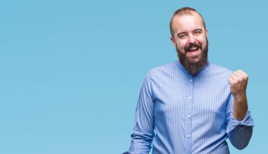 İzole arka plan kutlama üzerinde genç beyaz hipster adam şaşırttı ve başarı için kaldırdı kollarını açarak hayret ve gözleri açık. Kazanan kavramı.