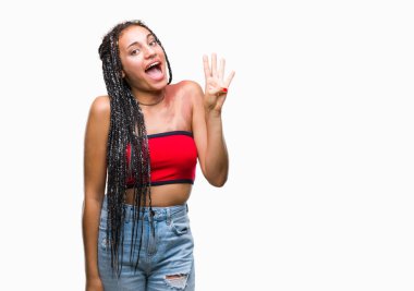 Genç saç Afrika kökenli Amerikalı pigmentasyon leke Doğum işareti ile gösterilen izole arka plan üzerinde örgülü ve parmakları ile işaret kendinden emin ve mutlu gülümseyerek süre dört numara.