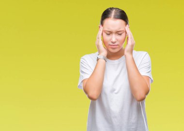 Genç güzel beyaz kadın izole arka plan baş baş ağrısı için el ile çünkü stres. Migren muzdarip.