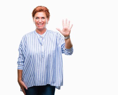 Atrractive üst düzey beyaz Kızıl saçlı kadın gösterilen ve parmakları ile işaret izole arka plan yüzünden kendinden emin ve mutlu gülümseyerek süre beş numara.