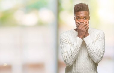 Afrikalı-Amerikalı genç izole arka plan ağız hata için elleriyle kapsayan şok içinde. Gizli kavramı.